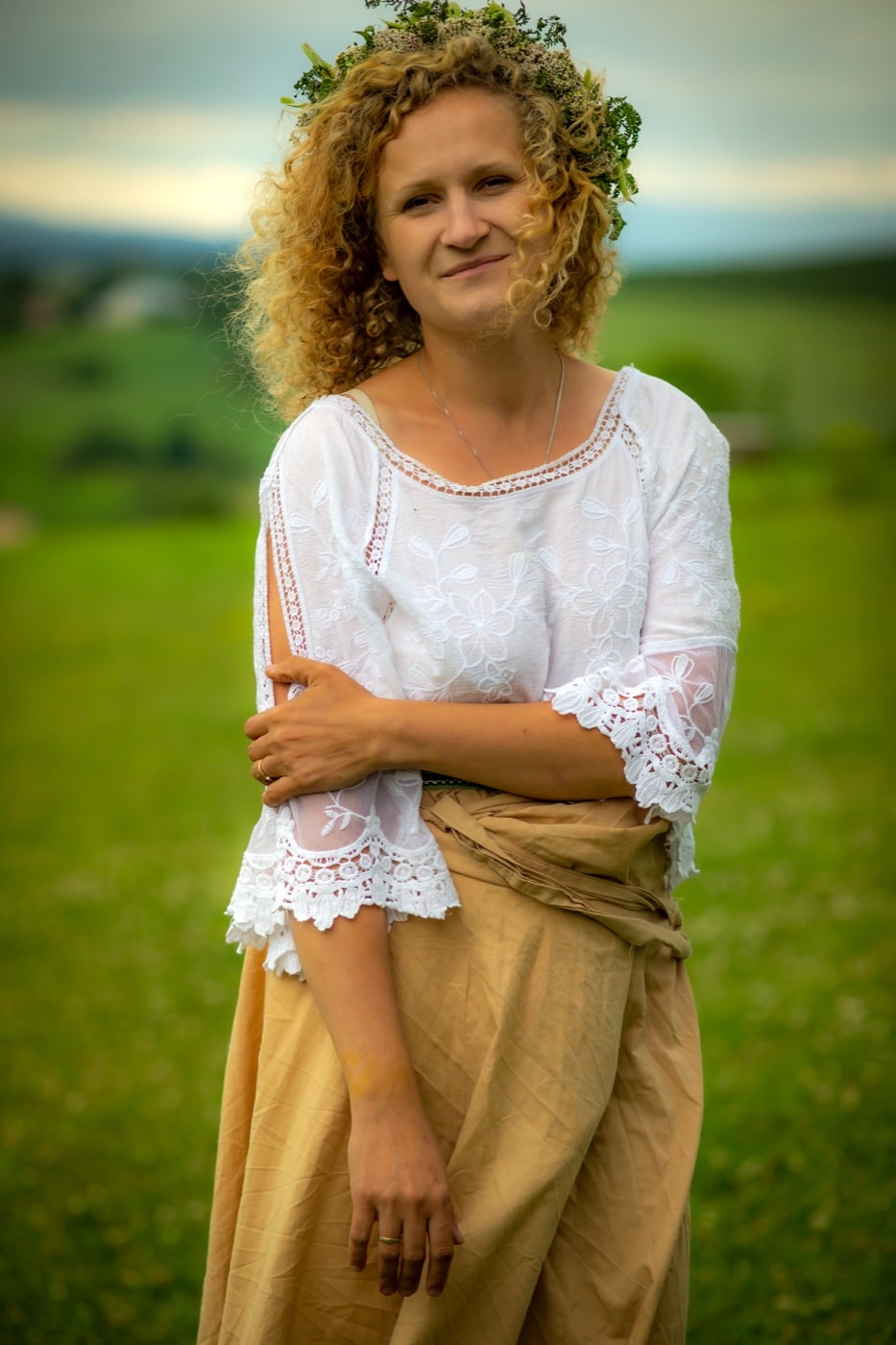 Ewa Kozioł, Słowiańska Zielarka, w wianku na łące